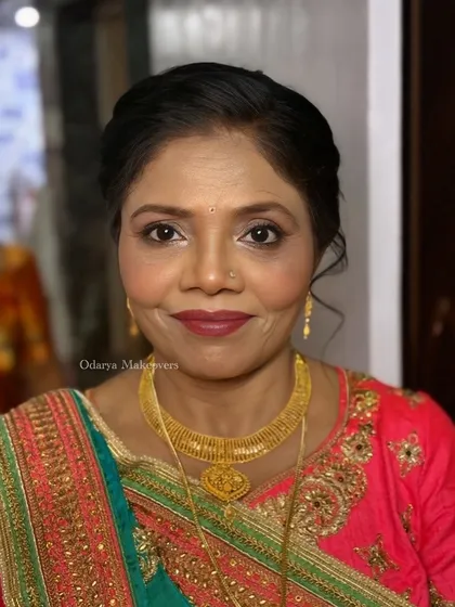 A front-facing portrait of this elegant mother. The makeup is blended seamlessly to create a natural and sophisticated finish.
