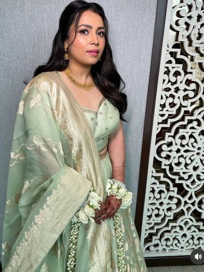 Another Mehendi look with a simple half-up twist and soft waves. This is a timeless and elegant choice that allows the outfit and jewellery to shine.