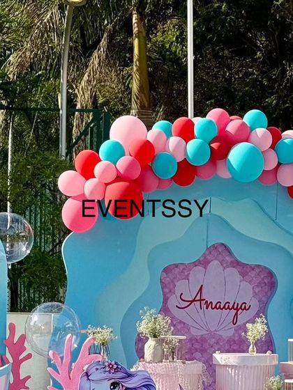 A close-up of the shell-shaped backdrop, personalized with the birthday girl's name.