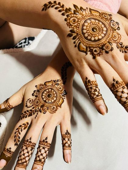 Here are two matching backhand mandala designs that are perfect for guests at a celebration. The pattern is open and elegant, with delicate work on the fingers.