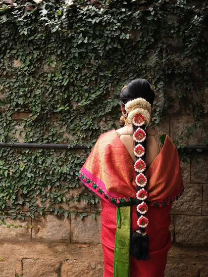 The traditional Poola Jada is a masterpiece of its own. Here, I've created a classic floral braid for Chinmayi, ensuring every detail is perfect for her muhurtham ceremony.