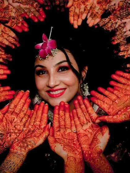 The joy of mehndi is best shared with friends and family. This beautiful moment captures a happy bride surrounded by her loved ones, all showing off their festive henna. It’s a reminder that mehndi is all about celebration and togetherness.