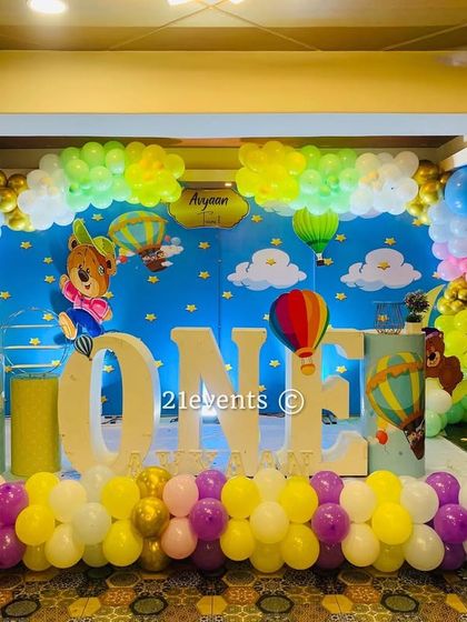 A full view of the teddy bear in the sky theme, with colorful balloons and cute bear cutouts.