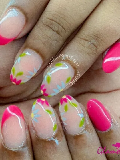 A lovely, nature-inspired design. This set features a mix of solid bright pink nails and accent nails with a clear base, adorned with hand-painted flowers and leaves for a fresh, garden-party feel.
