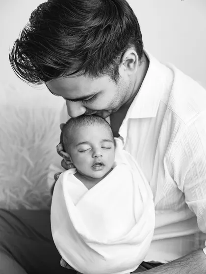 The quiet, powerful love of a father for his newborn. These are the moments that fill my heart, capturing the beginning of a lifelong bond in a simple, honest portrait.