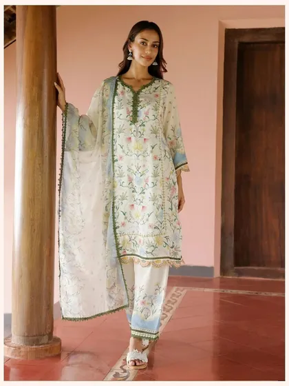 A closer look at the floral print and tassel details on this classic kurta set. It’s perfect for adding a touch of garden-inspired beauty to your wardrobe.