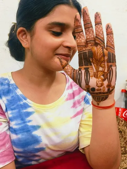 It makes me so happy to see my clients enjoying their festive mehandi. Her smile says it all.