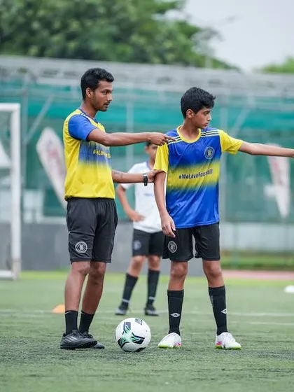 Coaching at Bravo is personal. A coach provides specific, one-on-one guidance to a player during a training session, focusing on the small details that make a big difference in a player's development.