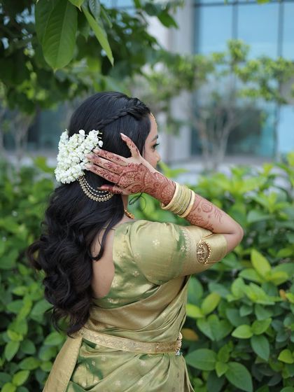 Mogra trails and soft waves. This bridal hairstyle celebrates every detail of South Indian elegance, combining traditional flowers with a modern wavy style.