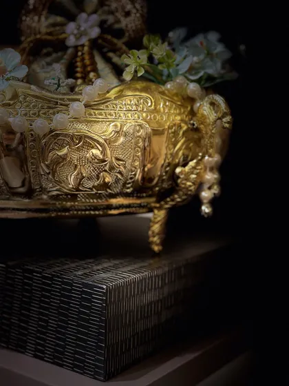 A dramatic shot of our ornate golden elephant bowl. This piece is a work of art in itself and serves as a luxurious base for a truly royal festive hamper.