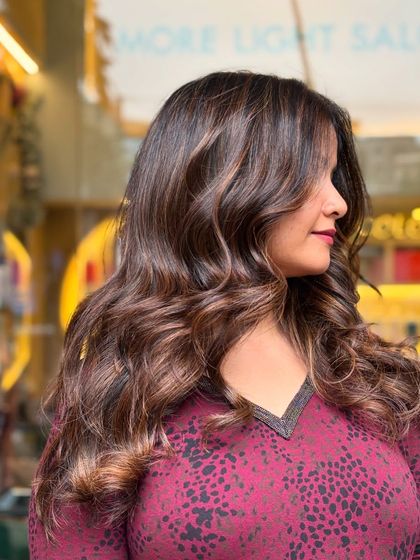 A beautiful, subtle, yet noticeable no-bleach hair shade. This freehand balayage technique creates a gorgeous blend of tones while maintaining the hair's integrity.