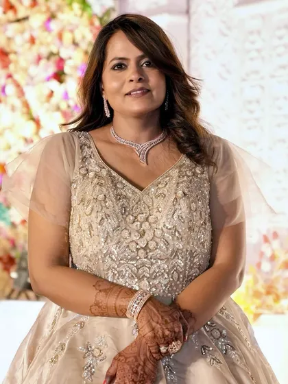 It’s not just about the bride. I also love creating looks for the bride's family. Here is a soft, classy glam I did for the sister of the bride, ensuring she looked radiant and felt her best.