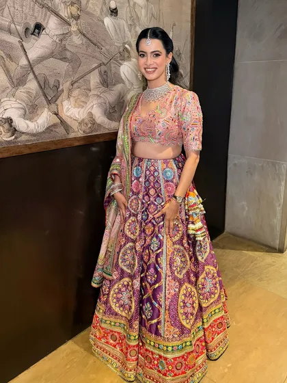 Priyanka's smile says it all. Her fresh, glowing makeup is the perfect accessory for this festive and colorful outfit.