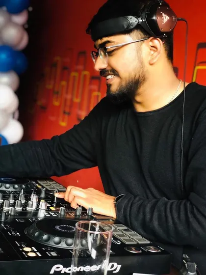 Spreading love and happiness through music during a Sunday brunch set in JP Nagar. My goal is to make sure everyone has a great time.