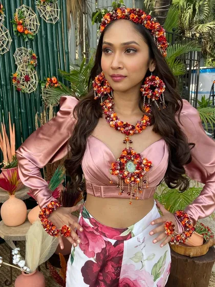 The full floral jewelry set paired with soft, open hair.