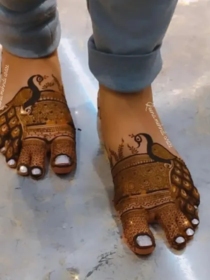 A classic peacock design for the feet. This pattern highlights the majestic bird, with its feathers flowing gracefully over the toes, perfect for brides or for any festive occasion.