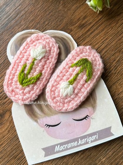 These light pink hairpins are embroidered with tiny white tulips. The design is delicate and sweet, ideal for a soft, romantic look.