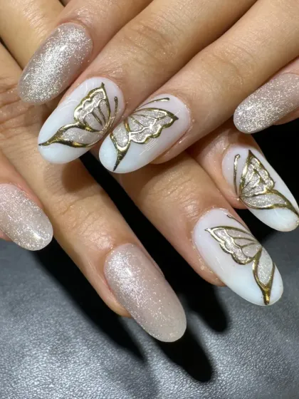 Here's a look that combines two of my favorite techniques. This set features a shimmering cat-eye effect as the base, topped with delicate, hand-painted golden butterflies. It's an elegant and magical design that truly stands out.