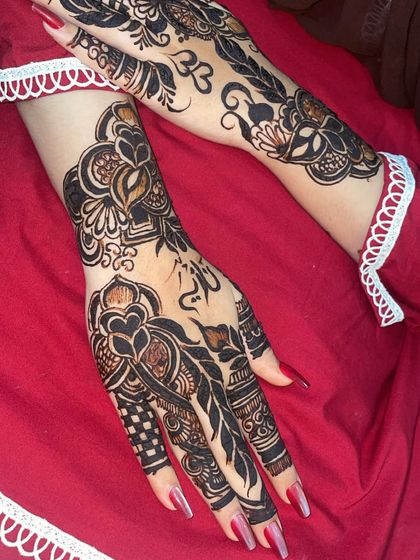 A full view of the modern Arabic design, showing how the patterns on both hands are coordinated.