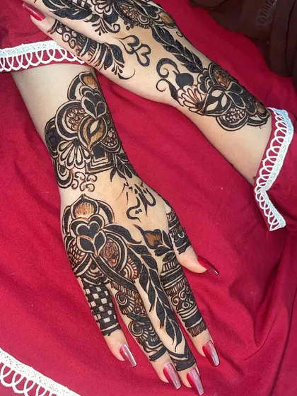A full view of the modern Arabic design, showing how the patterns on both hands are coordinated.