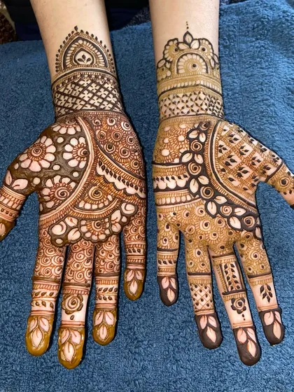 A beautiful example of Indo-Arabic mehandi, blending the bold floral motifs of Arabic style with the fine, detailed patterns of Indian mehandi.
