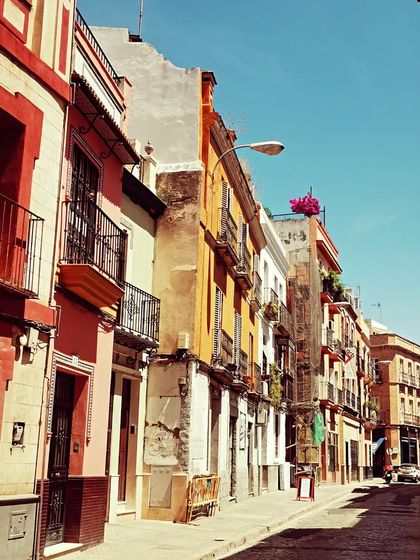 A quiet, sun-drenched street in an Andalusian town. Every corner you turn here tells a story, and walking these streets on my way to a studio or theatre is a constant source of inspiration. This is the atmosphere I strive to recreate in my lessons.