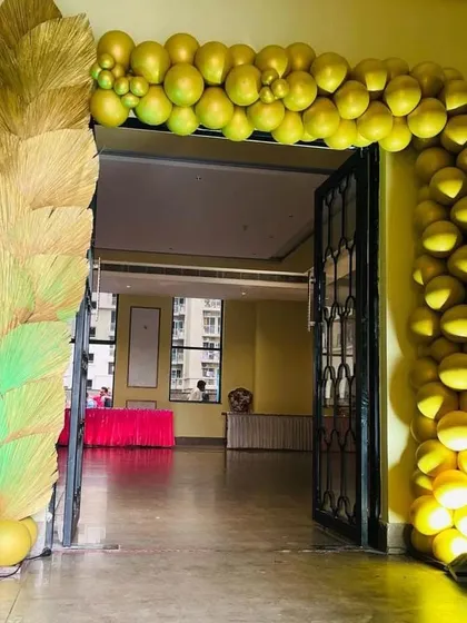 I design impressive entrance arches for larger events and functions. This particular arch combines a full structure of golden balloons with decorative elements made from dried palm leaves, creating a grand and unique entryway for guests.