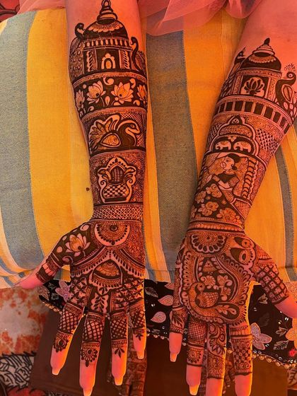 This unique bridal design features architectural domes, inspired by royal palaces, along with elephants and lotus flowers. It tells a story of grandeur and tradition.