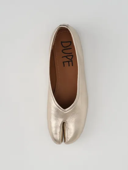 Craft meets glow with the DUPE Tabi flat in a soft champagne leather. I love how this finish offers a quiet shimmer that makes its mark without shouting. It’s an understated metallic for everyday elegance.