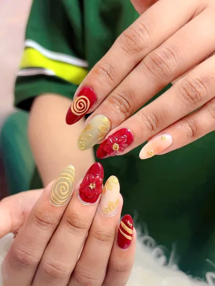 Bold red meets golden glam in this stunning floral fantasy. This set features a mix of 3D red flowers, gold swirls, and delicate gold leaf accents for a truly luxurious feel.