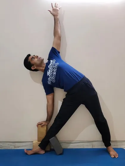 Using blocks in Trikonasana is a perfect example of accessible yoga. We encourage the use of props to elevate the floor and adapt the pose to your body, honoring your unique structure.