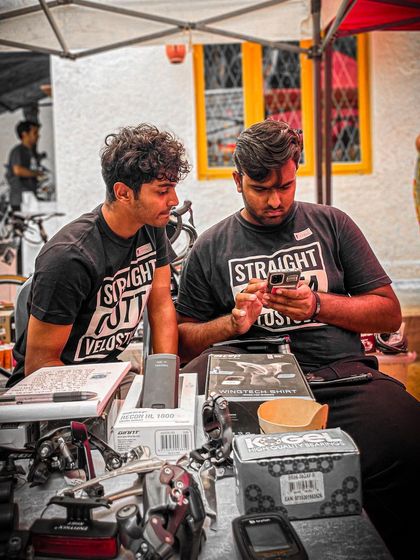 From high-end components to essential accessories, the stalls at our Garage Sale are a treasure trove for any fitness enthusiast. Here, vendors from Velo Studio showcase their gear to interested buyers.