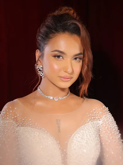 A detailed, soft morning bridal look perfect for this season. The focus is on a sharp, detailed liner, soft pink eyeshadow, and a luminous base for a Christian wedding gown.