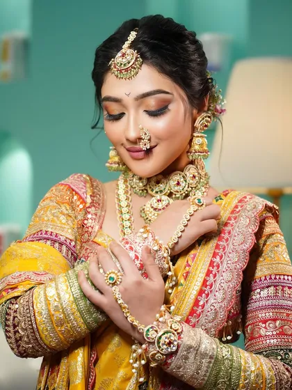 A close-up on the details. This image showcases the beautiful hand jewellery (hathphool) and the soft, shimmering eye makeup of our Maharashtrian bride.