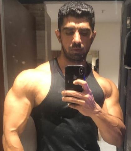 An old-school picture that never fades. The classic bodybuilding look is timeless.