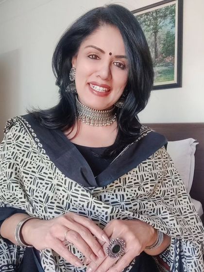 I often decide on my jewelry before my outfit. For this look, I started with my favourite 92.5 silver choker and built the outfit around it, choosing a simple black long kurta and a cotton mulmul dupatta.