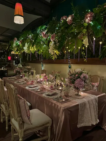 Crafting an exquisite, intimate sit-down dinner for Anushka Sharma and Virat Kohli was a true joy. The design focused on a romantic, lush ambiance with hanging florals and soft candlelight to make the evening feel magical. ✨