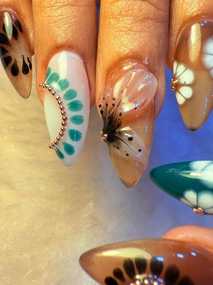 The level of detail our artists can achieve is incredible. Here you can see the delicate beadwork lining the hand-painted patterns and the layered effect of the 3D art.