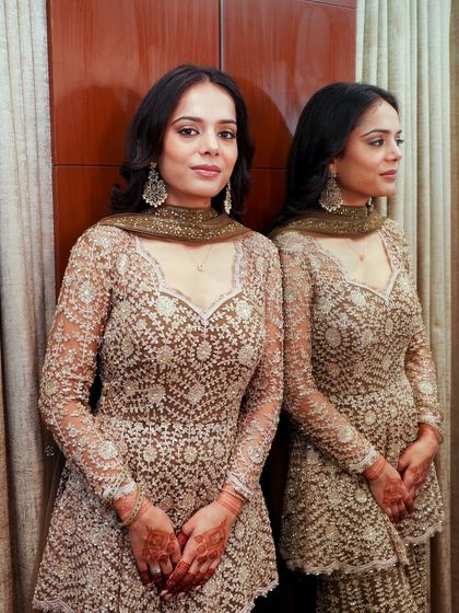 A stunning mirror portrait. The matte finish of the makeup looks velvety and smooth, creating a sophisticated and polished appearance.