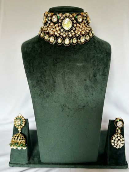 A simple yet elegant Kundan choker with matching jhumkas. This rental set is ideal for guests or for smaller wedding functions.