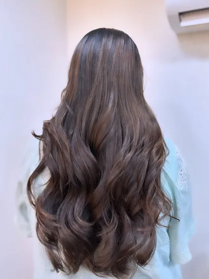The back view of a subtle and beautiful balayage. The soft waves and gentle highlights create a look of effortless elegance.
