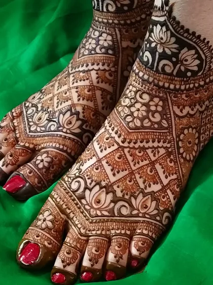 Bridal beauty extends to the feet with this exquisite lotus-themed design. The intricate patterns cover the feet completely, featuring delicate check-work, floral details, and a beautiful symmetry that complements the bride's overall look.