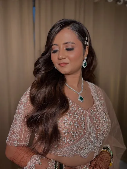 A close-up of the reception makeup. The skin is luminous, the eyes are shimmering, and the lips are a soft nude, creating a balanced and beautiful look.