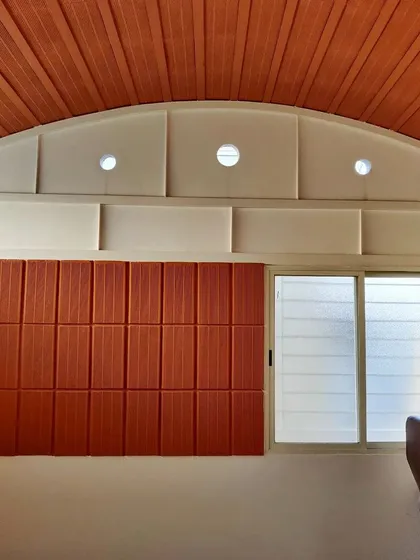 This vaulted roof combines a curved form with panels of exposed clay blocks. The design adds volume and a sense of grandeur to the space, while the materials contribute to the room's thermal comfort.