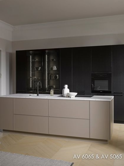 This kitchen design redefines understated luxury with a beautiful balance of warm beige-brown and rich black oak veneer, creating a space that is both striking and inviting.