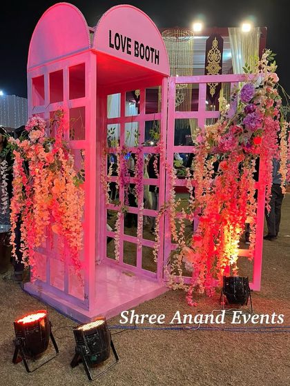 Themed Decor & Statement Props photo 22