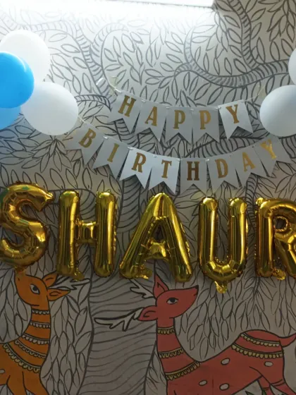 A close-up of the foil name balloons and birthday banner.