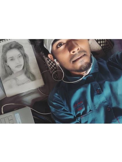 Khud ko muskurane ki wajah khudi hi banani padti hai. Another throwback picture with one of my sketches from 2018.