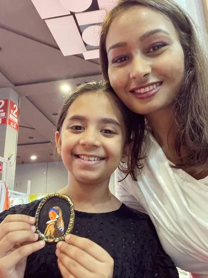 This moment was pure magic. Seeing the excitement on this young art lover's face as she held her "Girl with a Pearl Earring" magnet at The Haat of Art is why I do what I do.