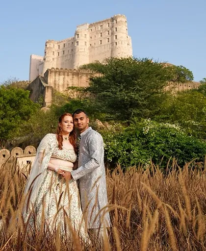 Another beautiful portrait of the couple at Alila Fort, showcasing their love and the stunning natural beauty of Rajasthan.